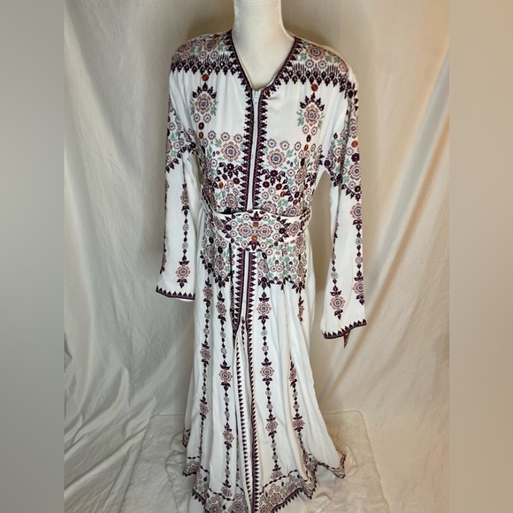 Modest women white and embroidery kaftan new with tag size 2 ( M/L) - Picture 3 of 10